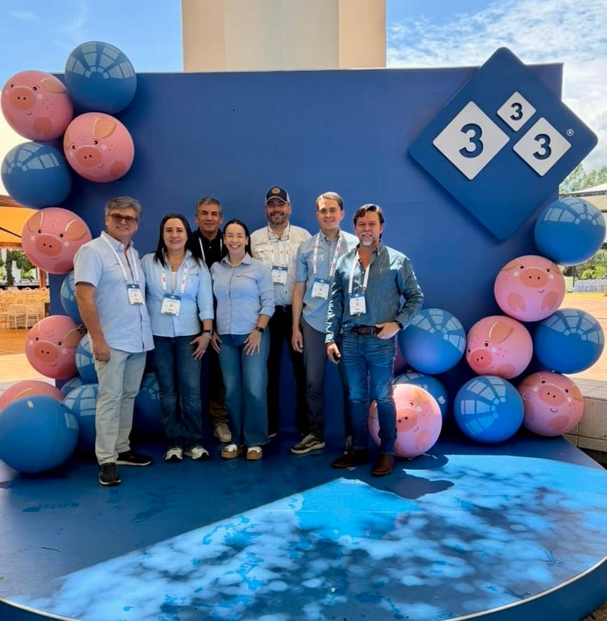 Seis participantes ante el decorado del congreso 333 en Cali, con globos rosados y azules