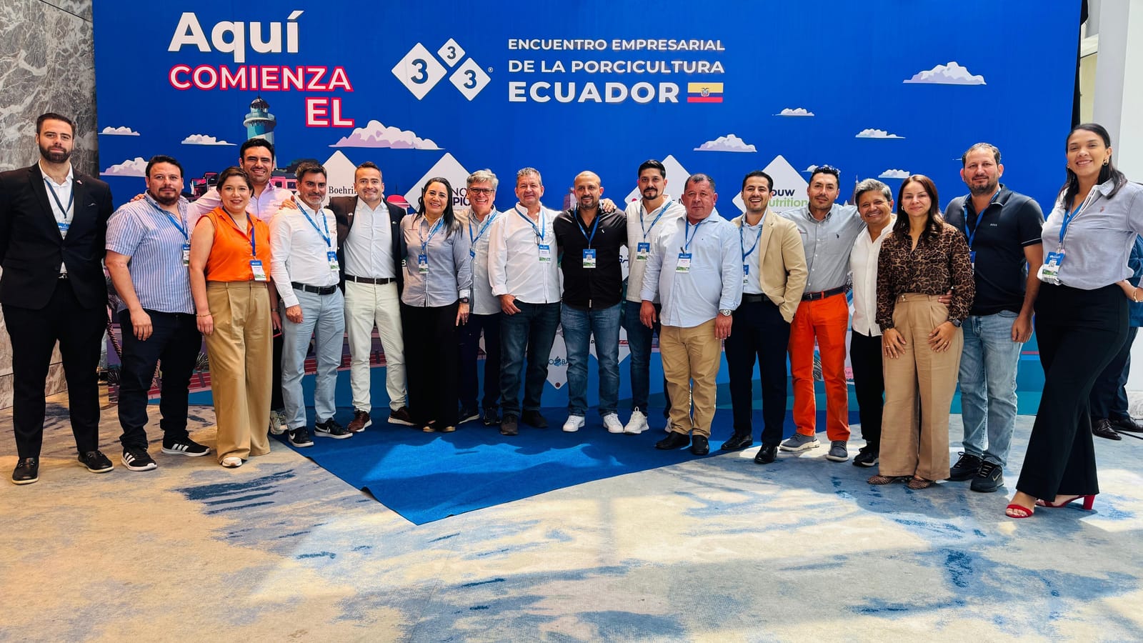 Grupo numeroso de asistentes ante el decorado del Encuentro Empresarial de la Porcicultura Ecuador, con el logotipo 333